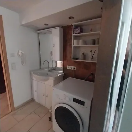 Souterrainwohnung *