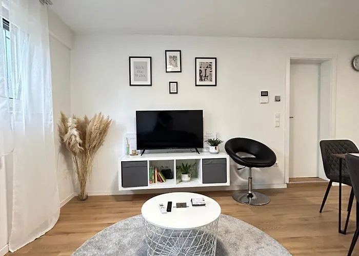 Souterrainwohnung - *